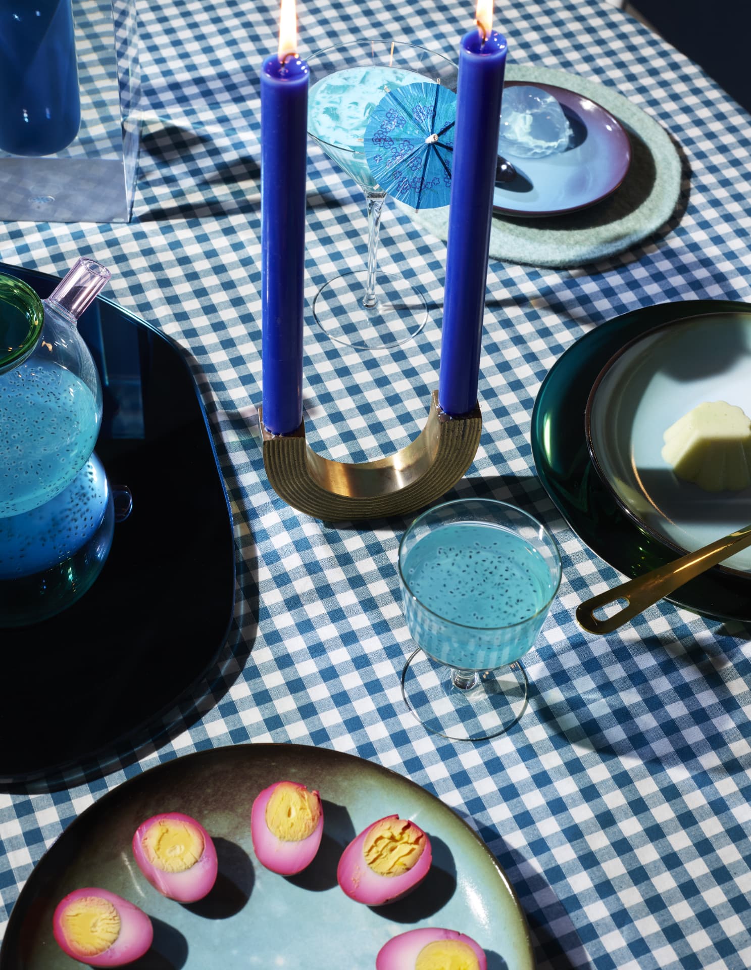 2050 — table bleue — Doolittle Magazine — photo Alice Cuvelier, stylisme Léonie Escolivet