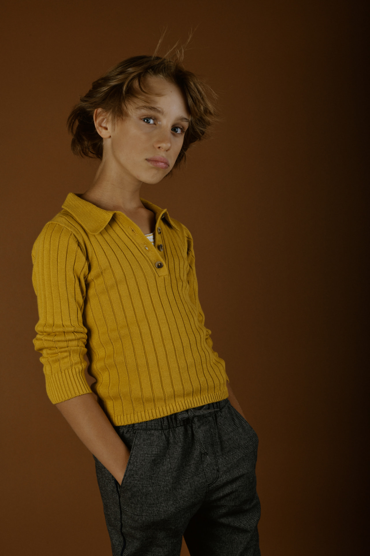 Bowie — polo moutarde — Doolittle Magazine — photo Simon Lefebvre, stylisme Léonie Escolivet
