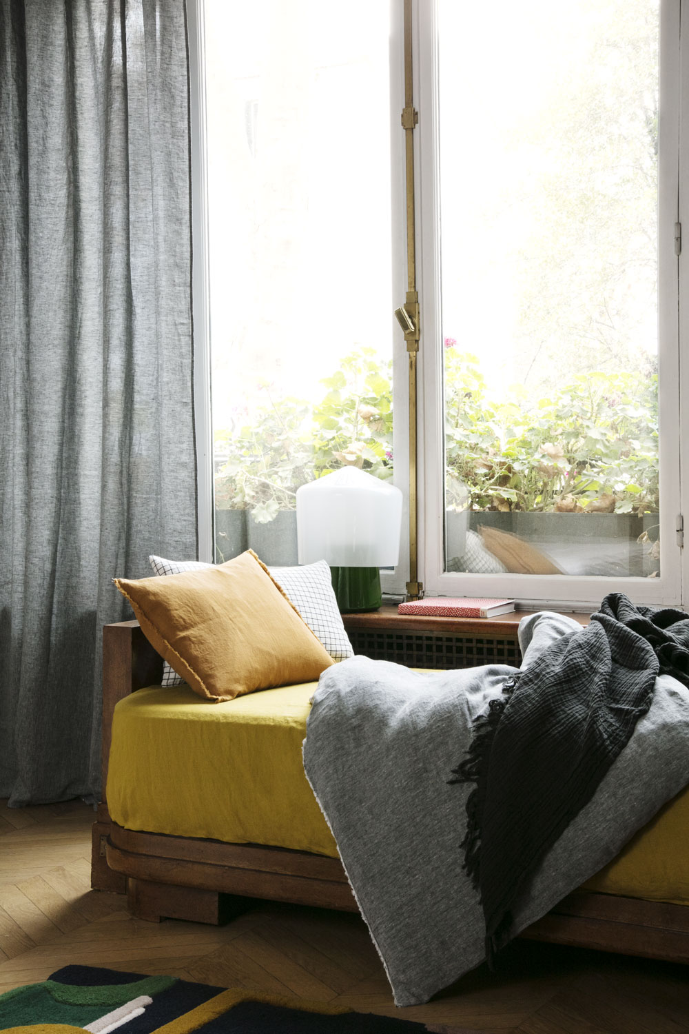 Communauté de Bien — Banquette à la fenêtre — Communauté de Bien, stylisme Léonie Escolivet