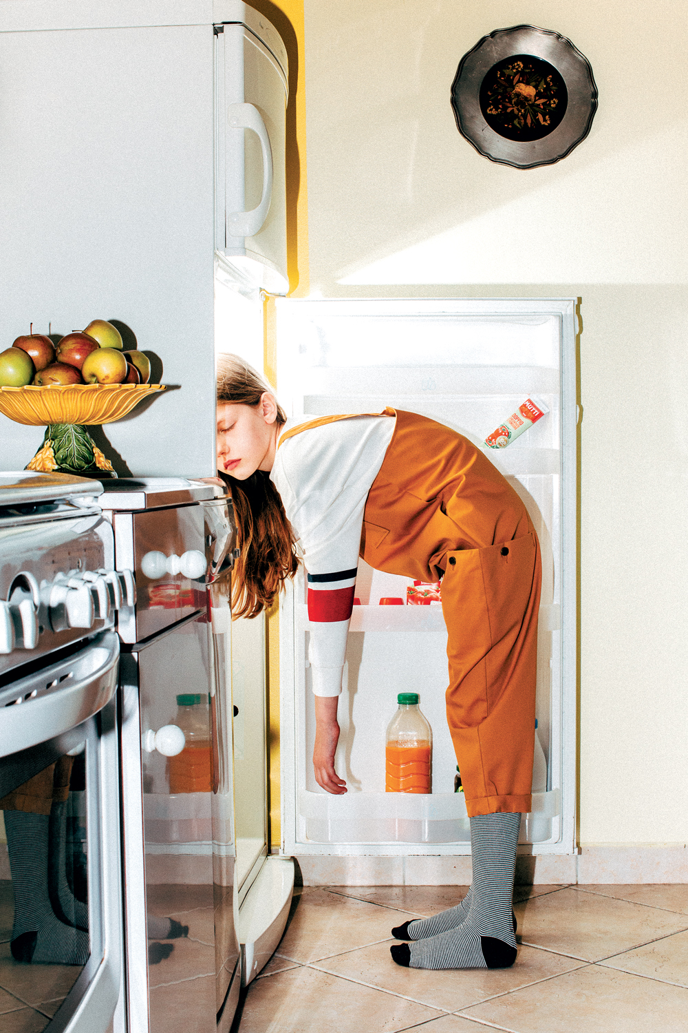 Piquer du nez — Devant le frigo — Doolittle Magazine · photo Jennifer Sath, stylisme Léonie Escolivet