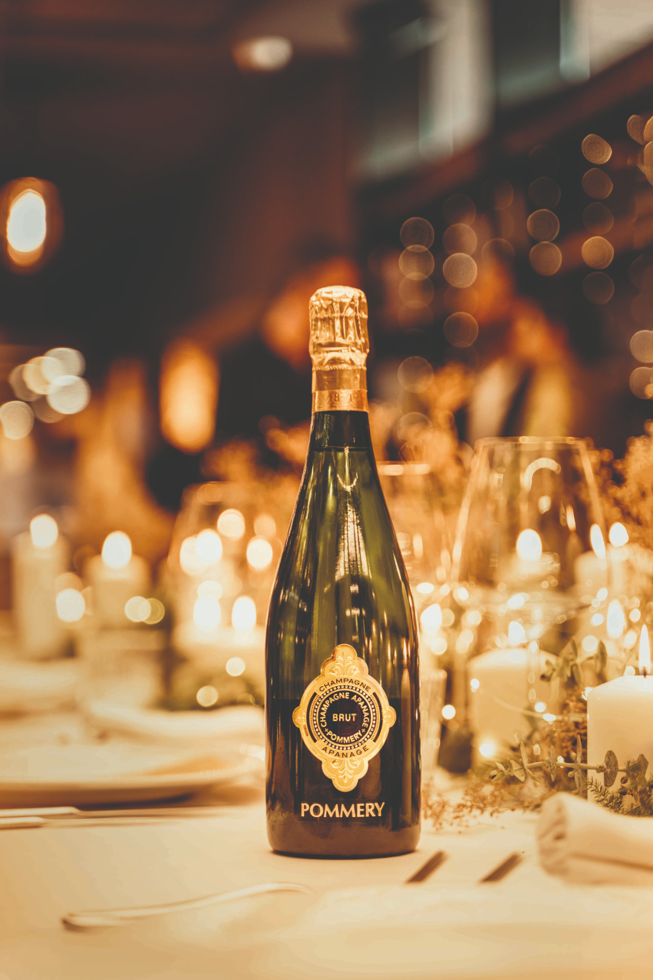Sofitel — Table aux chandelles — Sofitel · photo Malte Jaeger, stylisme Léonie Escolivet