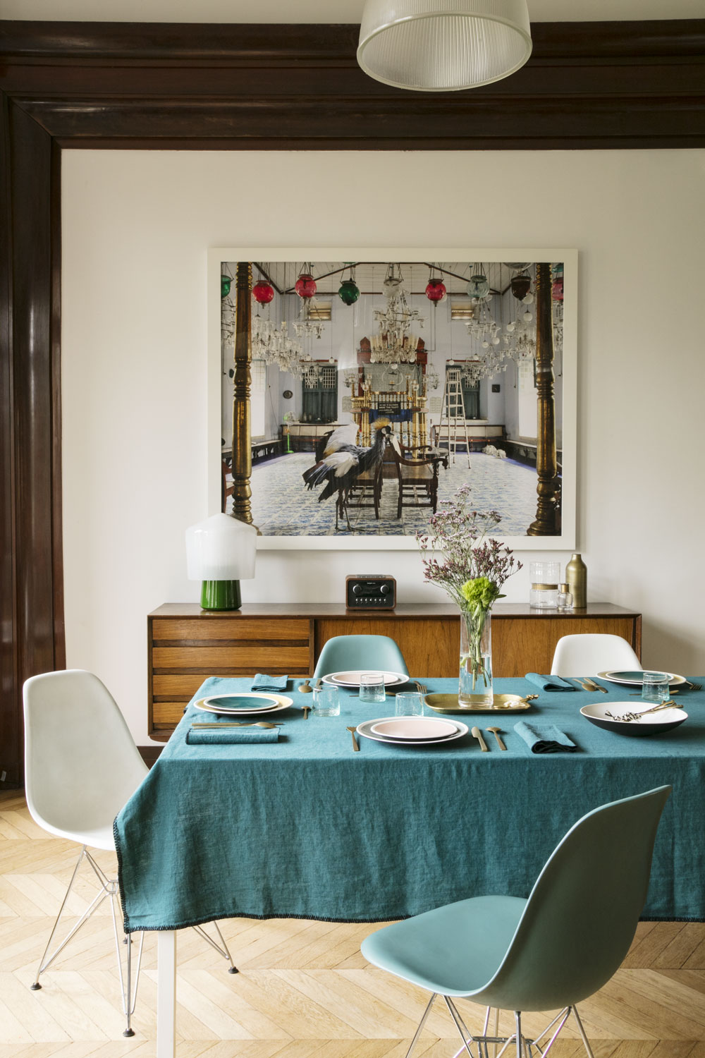 Communauté de Bien — Table nappe bleu canard — Communauté de Bien, stylisme Léonie Escolivet