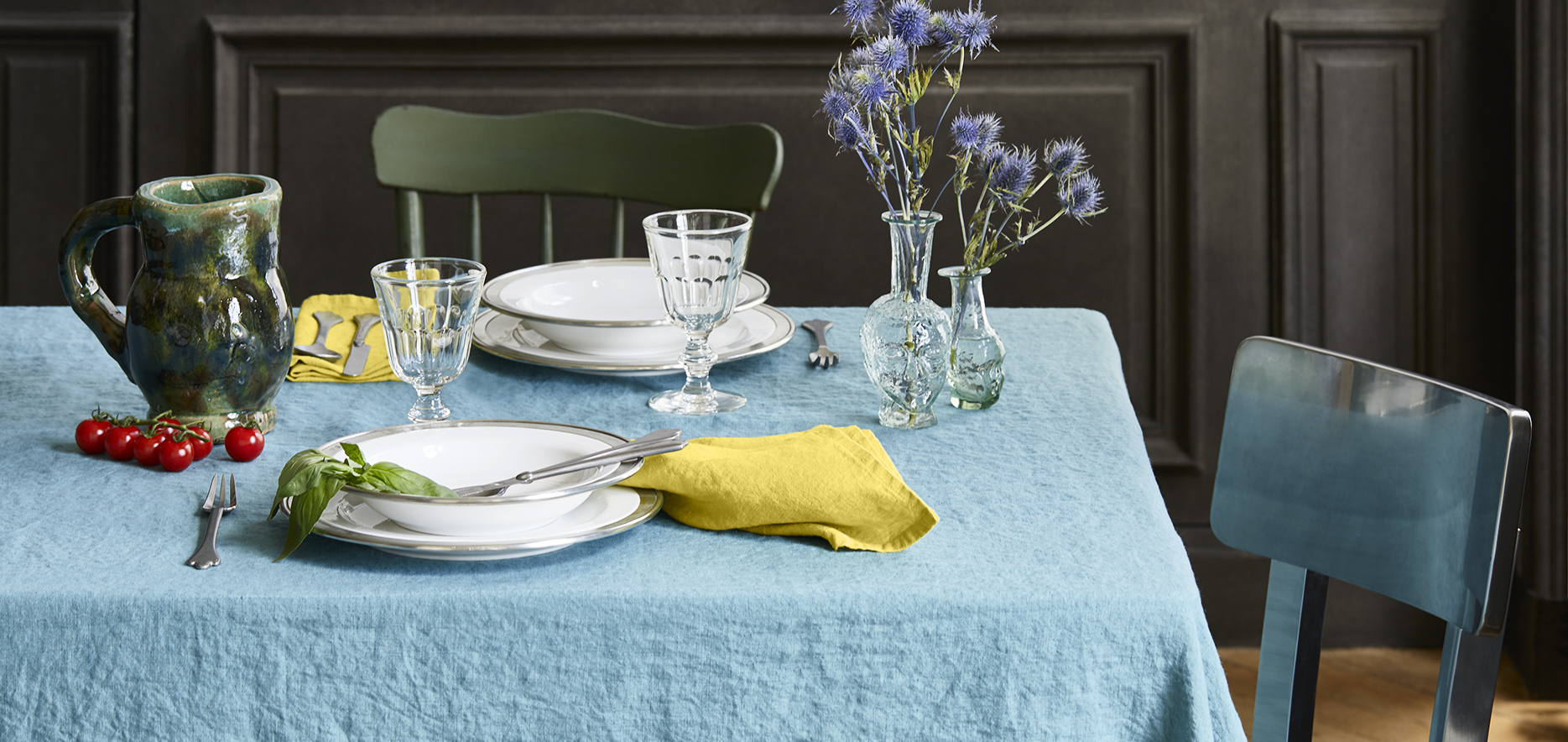 Merci Paris — Nappe bleue — Merci Paris, stylisme Léonie Escolivet