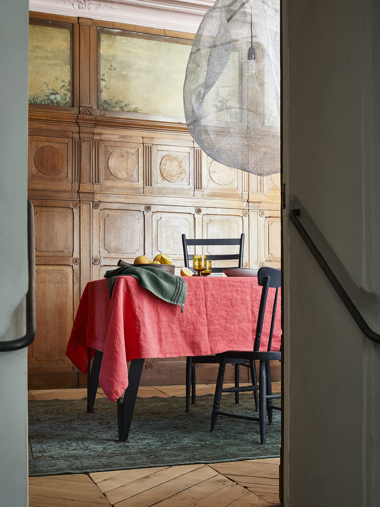 Merci Paris — Salle à manger boisée — Merci Paris, stylisme Léonie Escolivet