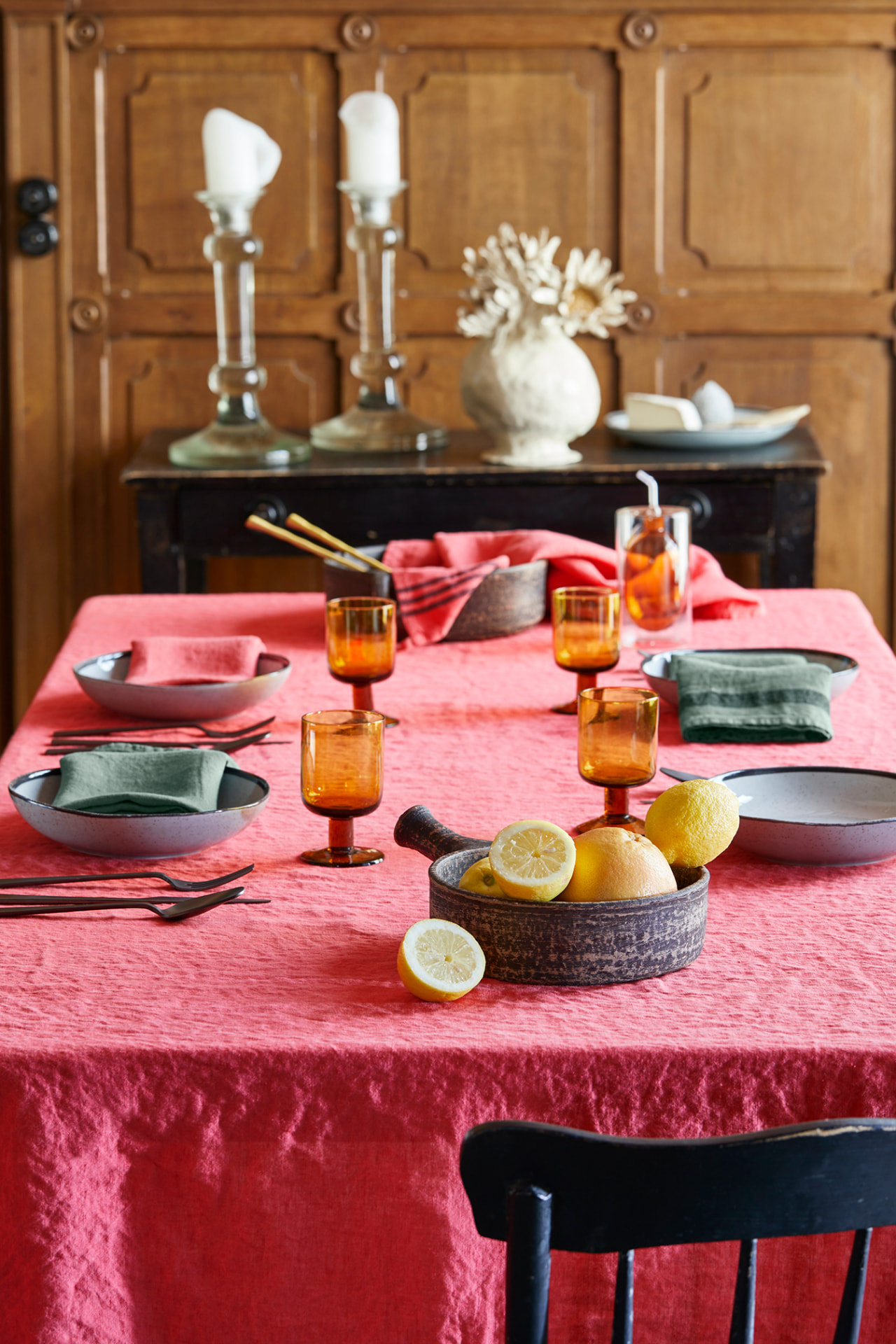 Merci Paris — Grande table framboise — Merci Paris, stylisme Léonie Escolivet