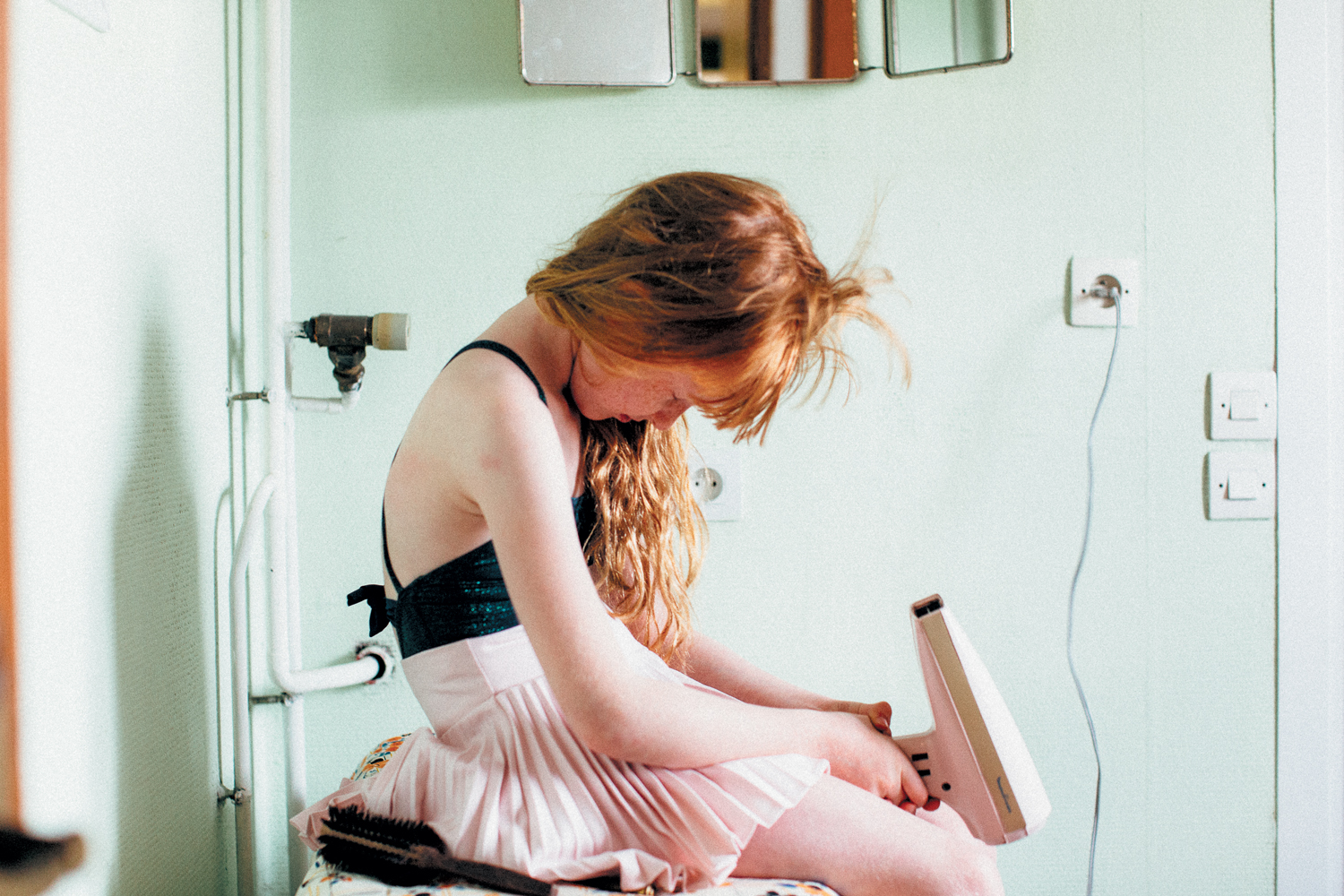 Piquer du nez — Sèche-cheveux — Doolittle Magazine · photo Jennifer Sath, stylisme Léonie Escolivet